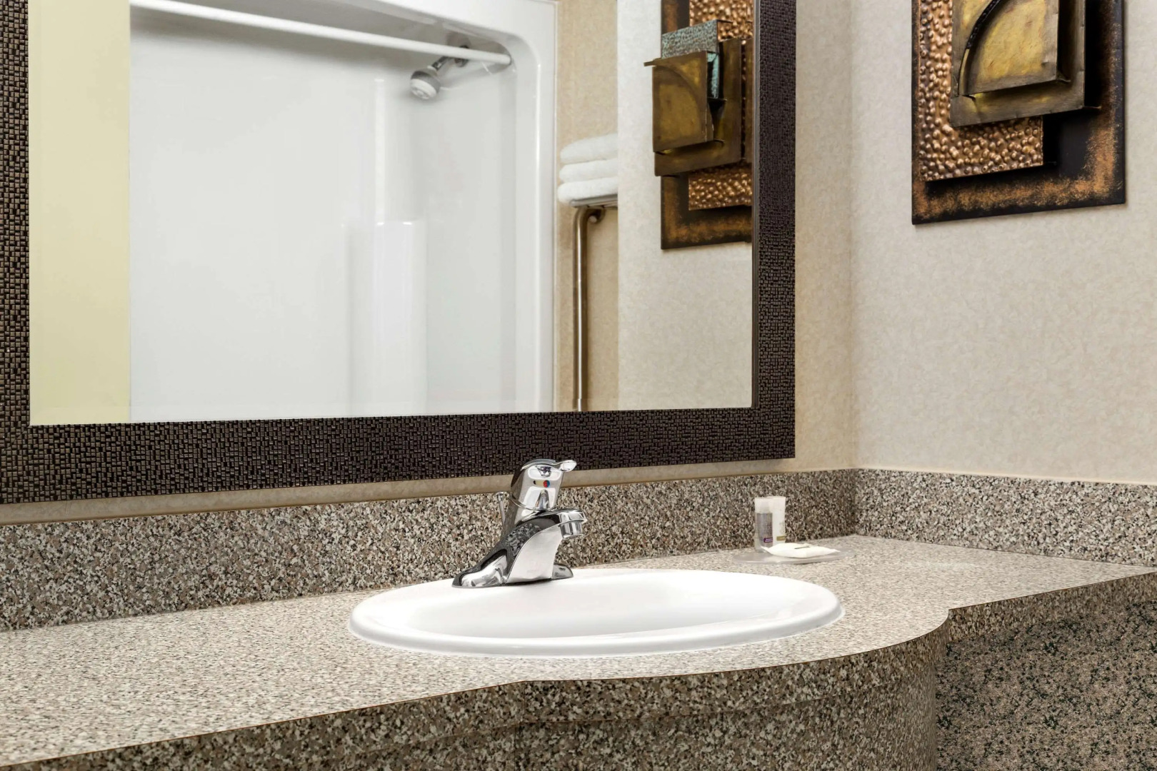 Days Inn & Suites by Wyndham Niagara Falls Centre St. By the Falls