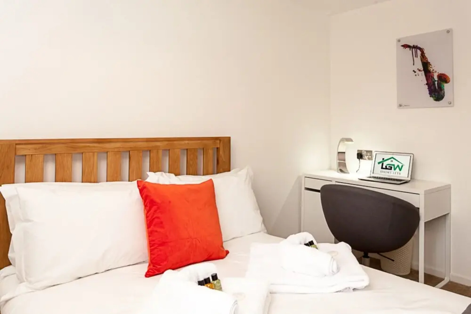 Gatwick Place- Spacious 4 Bedroomed House With Private Parking