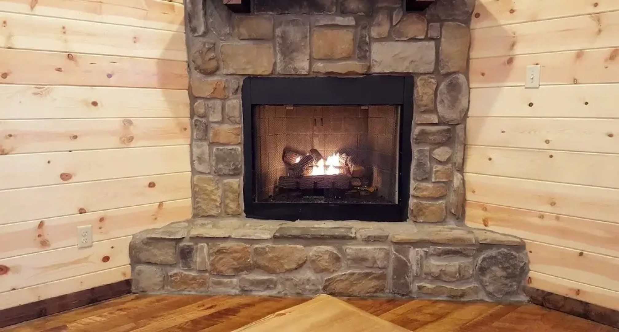 Ace in the Hole Cabin in the Wood With Hot Tub and Fireplace by Redawning