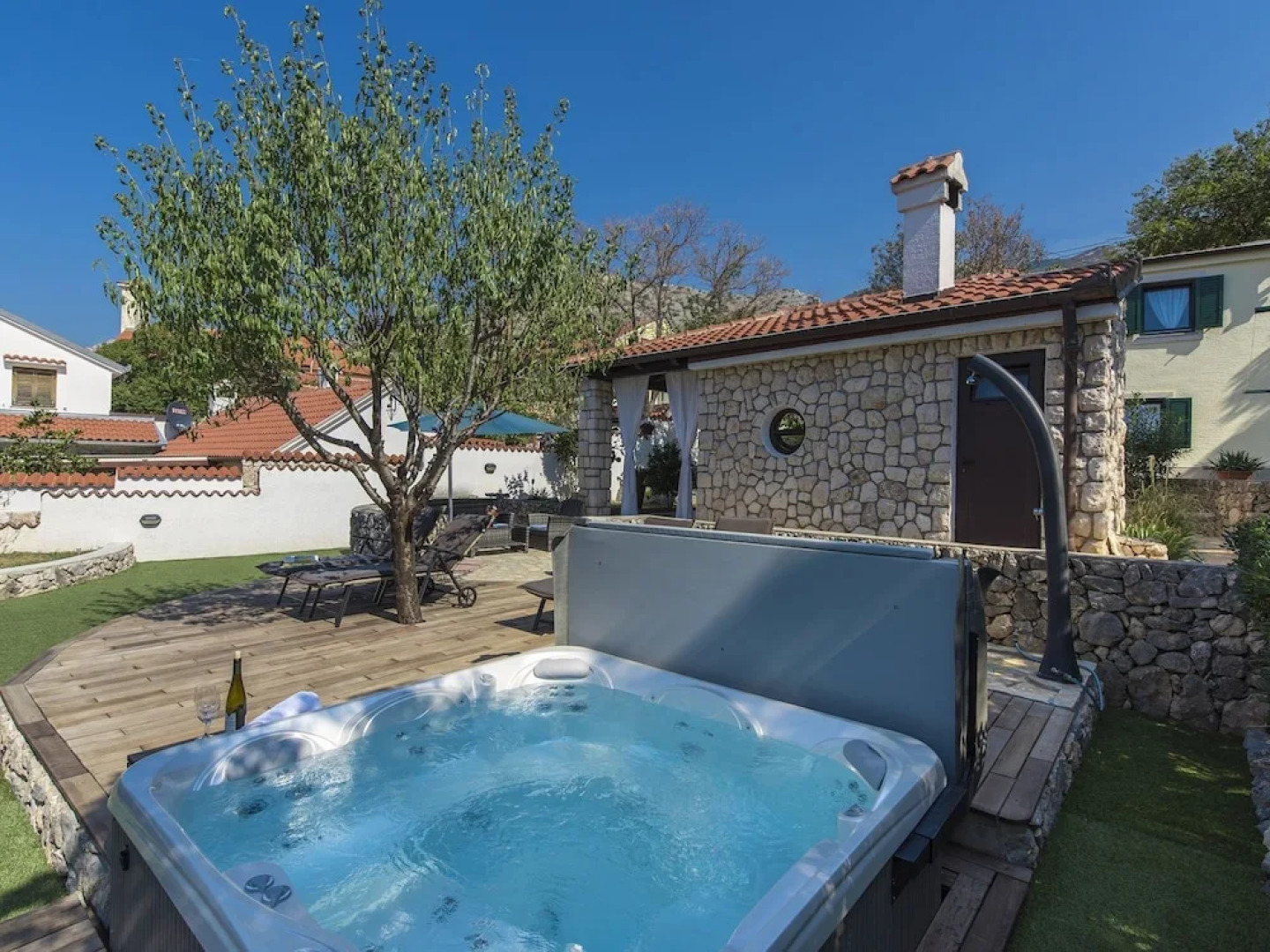 Nice Summer House With sea View, Jacuzzi, Private Garden