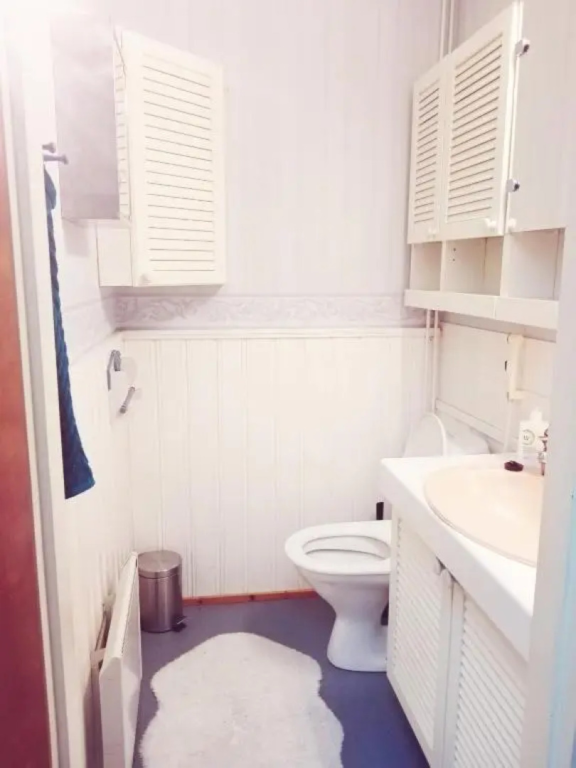 Tilava omakotitalo lähellä palveluita