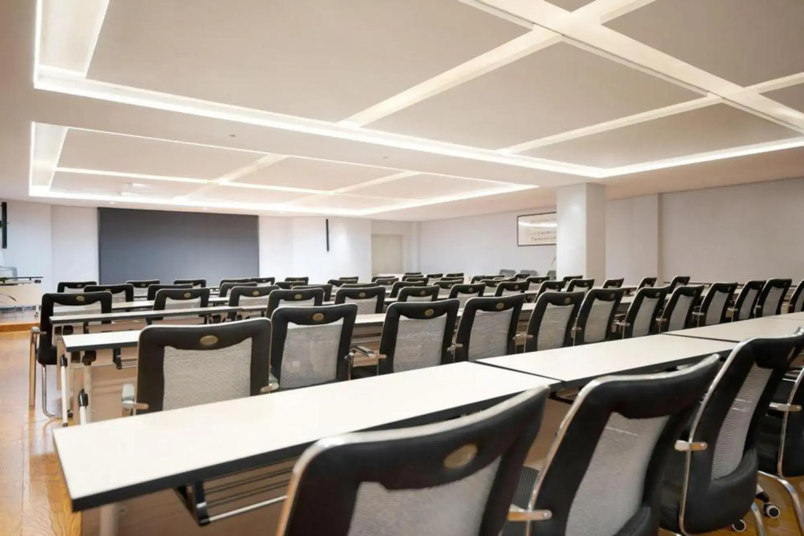 Renhe Hotel (Panzhihua Renhe Square High-speed Railway Station)