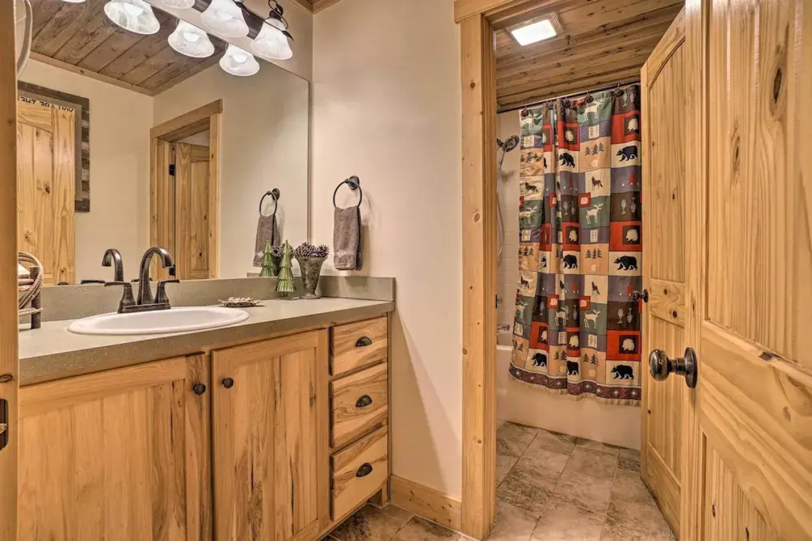 Outdoor Adventure - Charming Cabin w/ Hot Tub