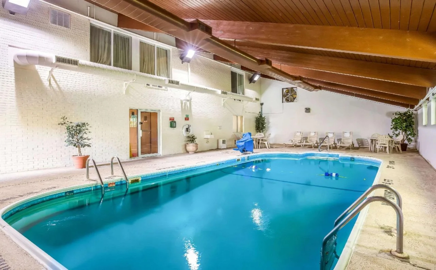 Econo Lodge Inn & Suites Fairview Heights - St. Louis