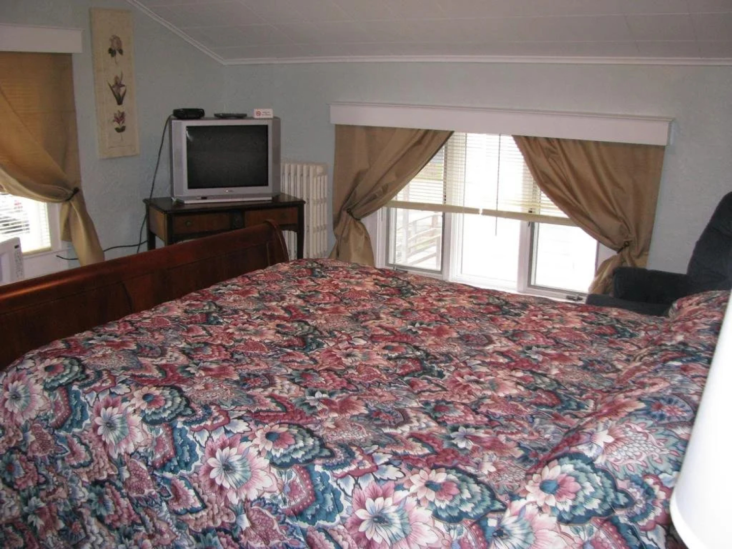Colonial Inn & Creamery