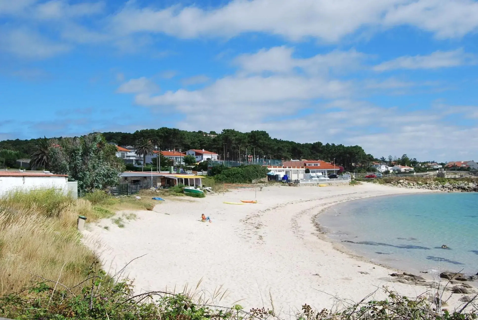 Apartamento completo, amplio, muy iluminado y con plaza de garaje incluida.