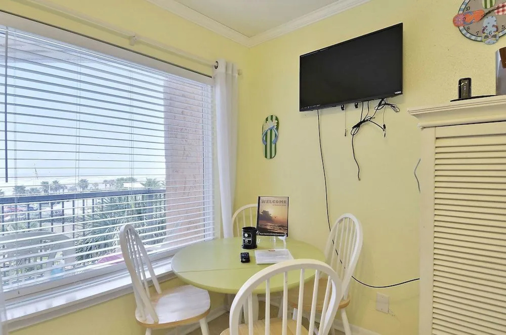 Hula Hut 1 Br condo by RedAwning