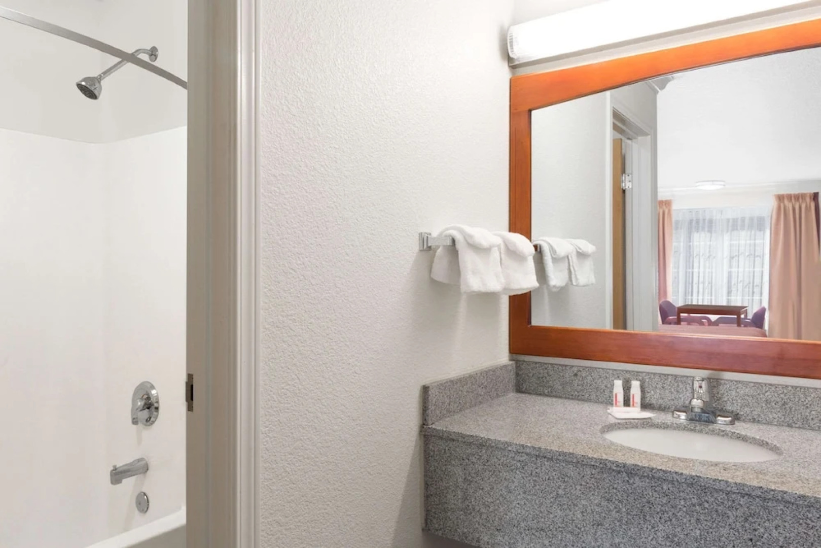 Creekside Inn & Suites