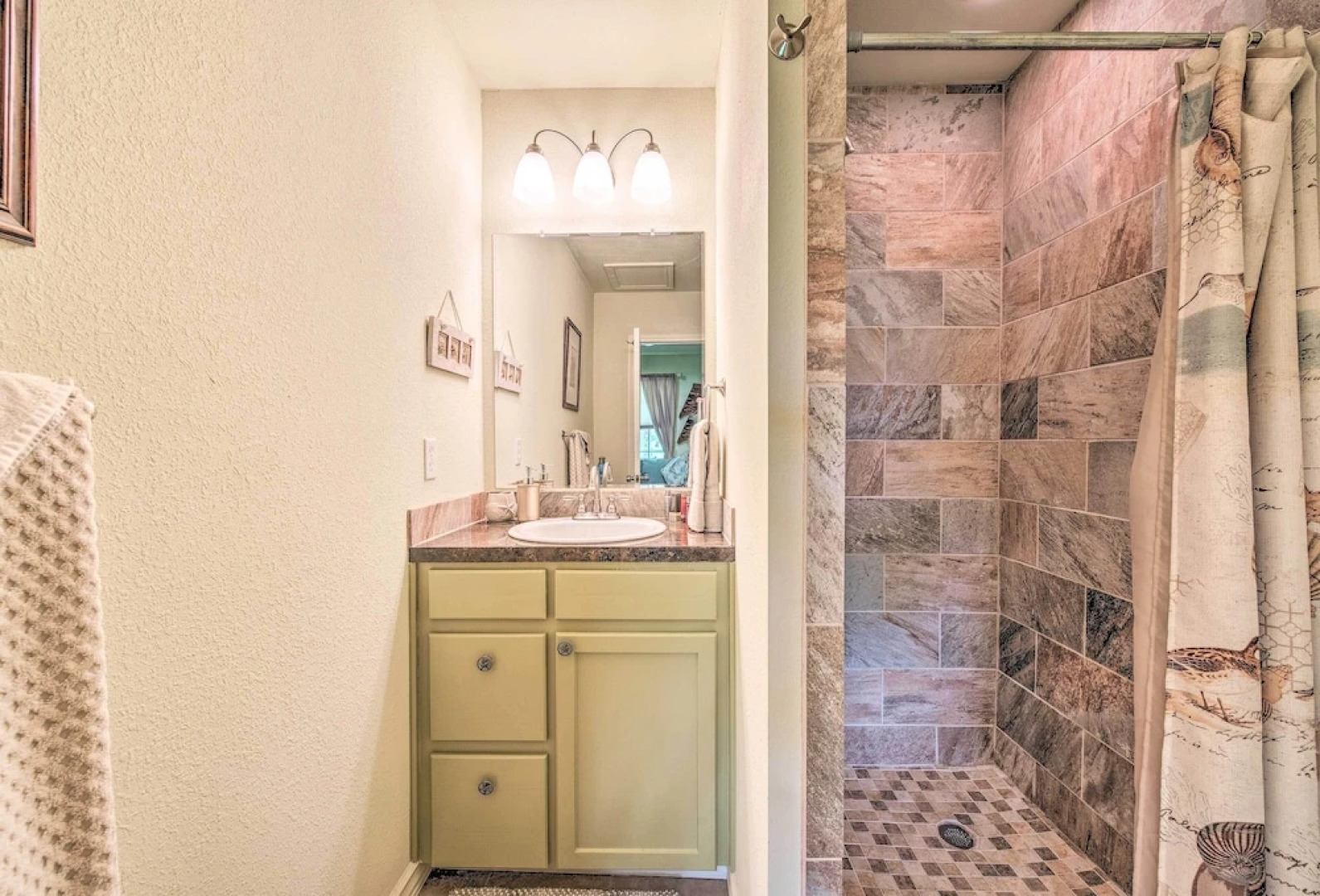 Half-mi to Seadrift Harbor: Seadrift Home w/ Deck