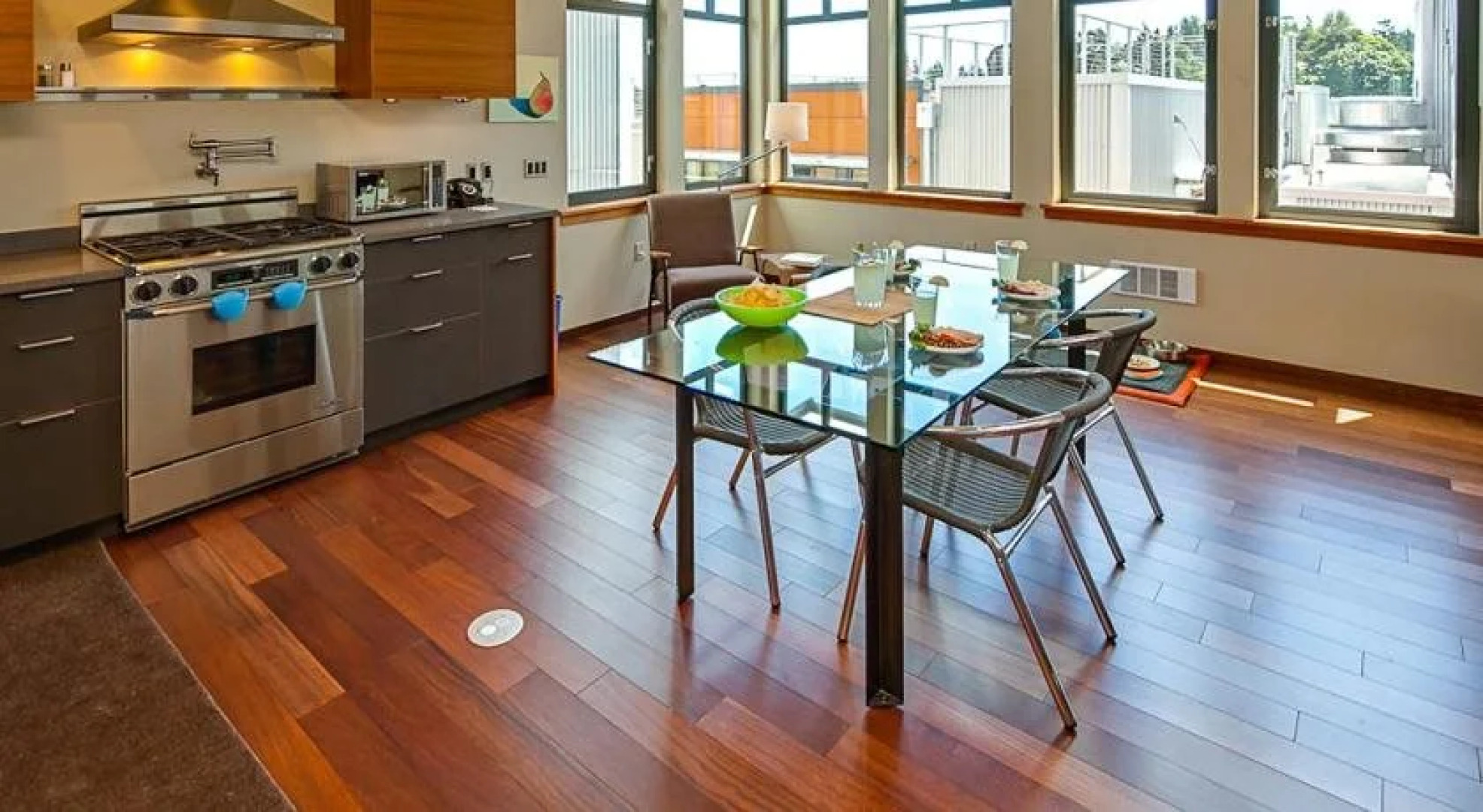 Island Inn at 123 West