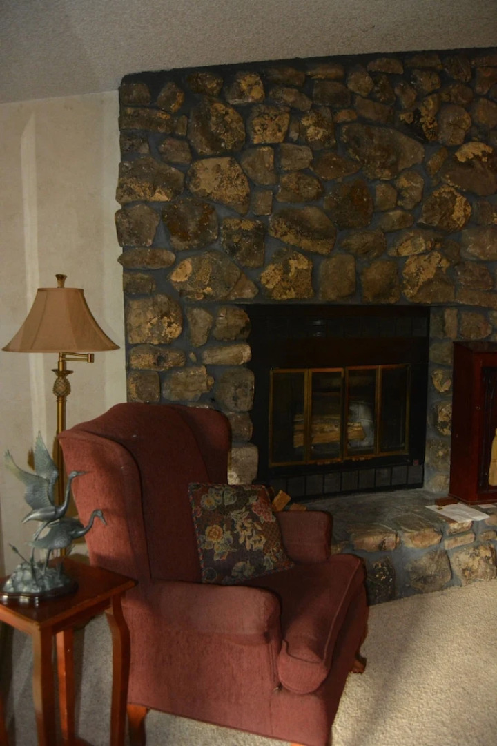 Forest view, log-sided two bedroom, two bath condo on Lake Ouachita. by RedAwning