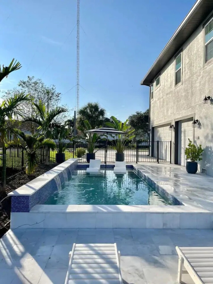 My Kind Of Town 5 Bedroom Home by Redawning