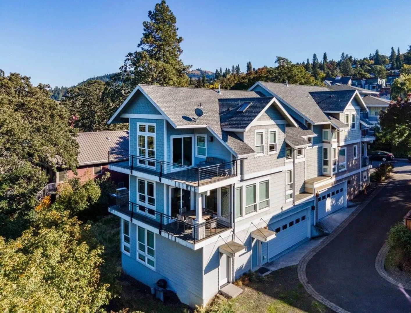 River Watch Getaway 3 Bedroom Townhouse by RedAwning