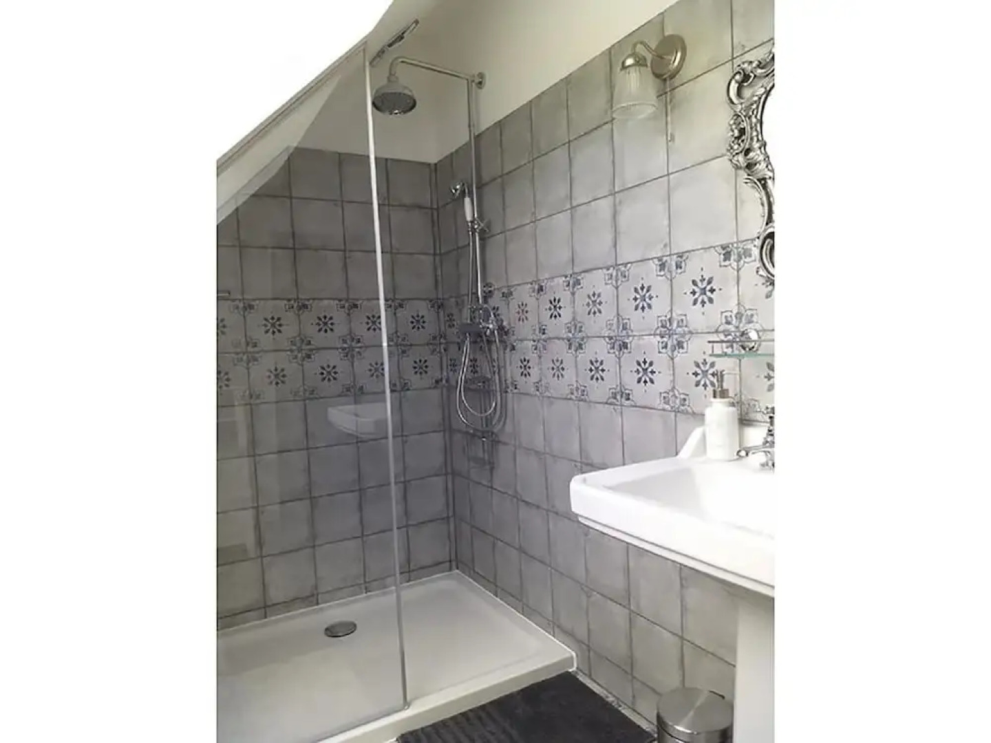 Chic Villa in La Chapelle-blanche-saint-martin With Jacuzzi