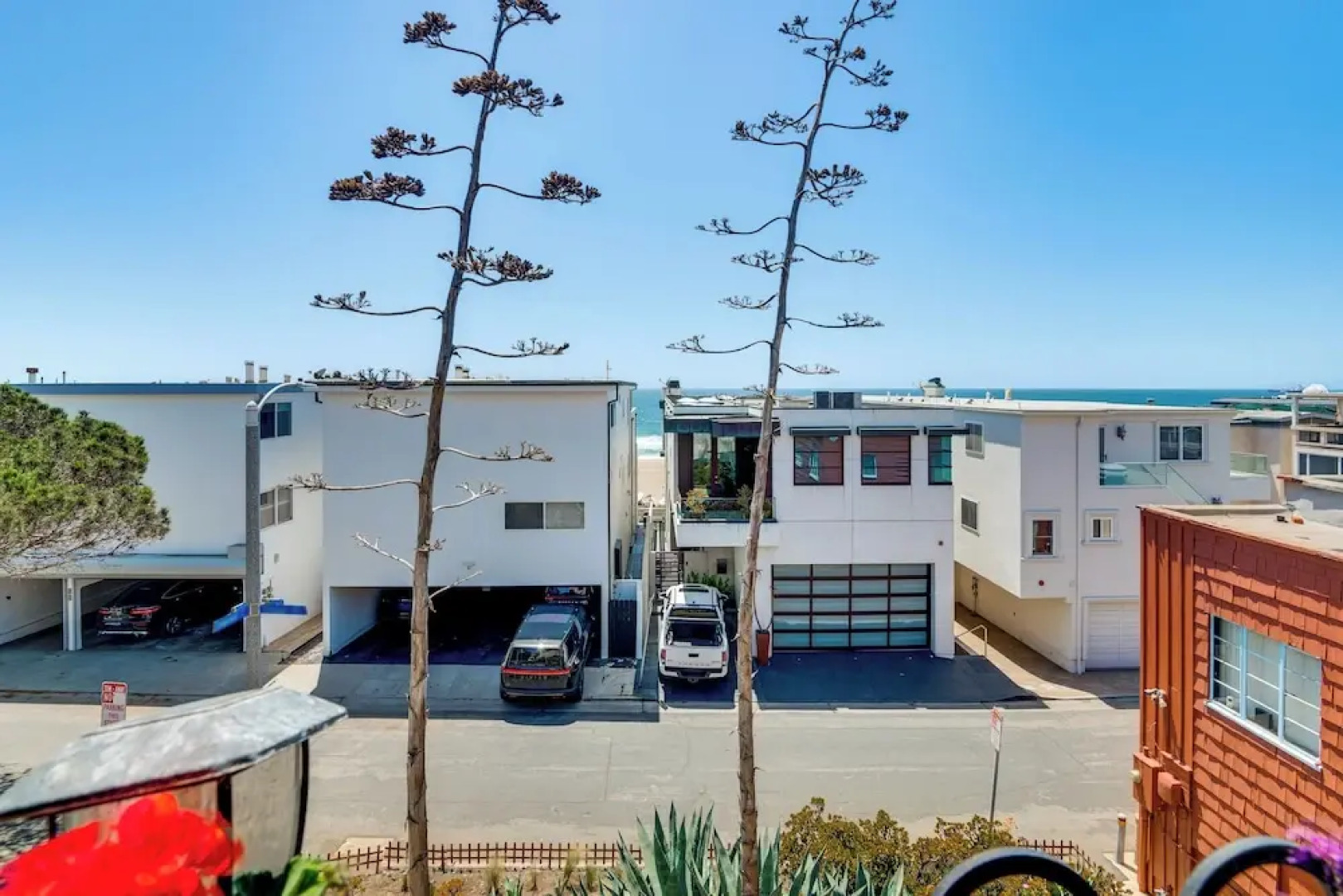 Walk to Ocean: Manhattan Beach Apt w/ Deck