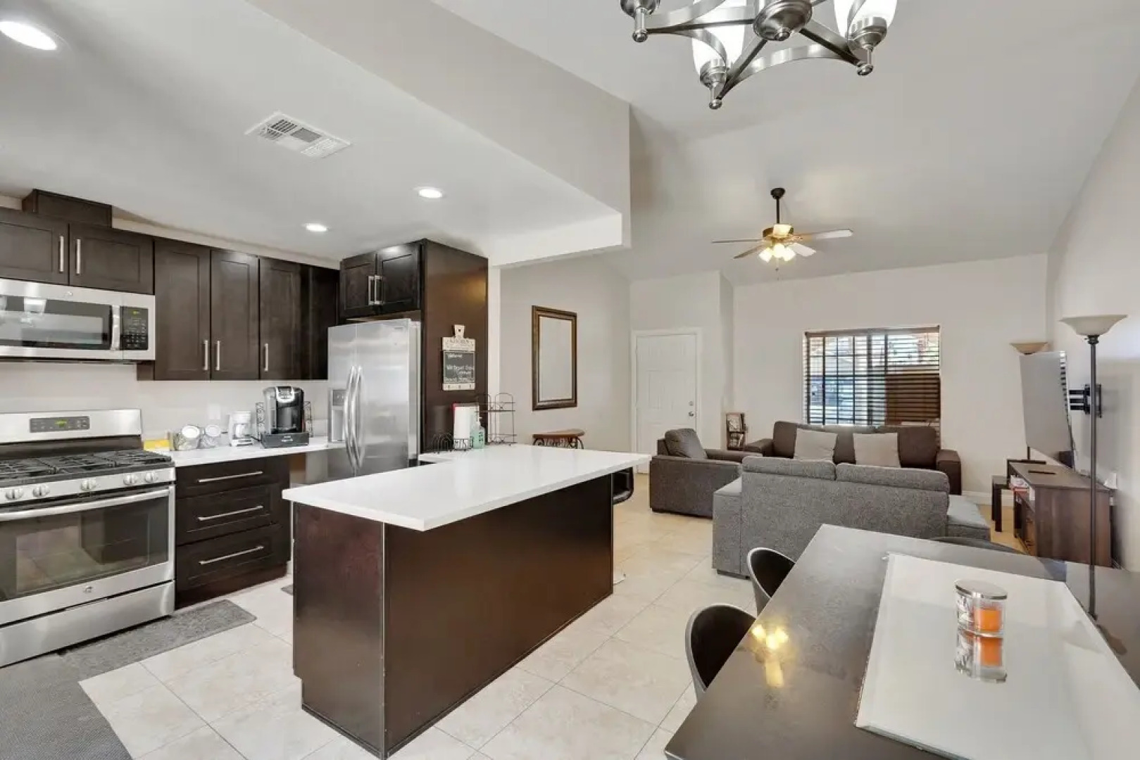 Desert Oasis Getaway 5 Bedroom Home by Redawning