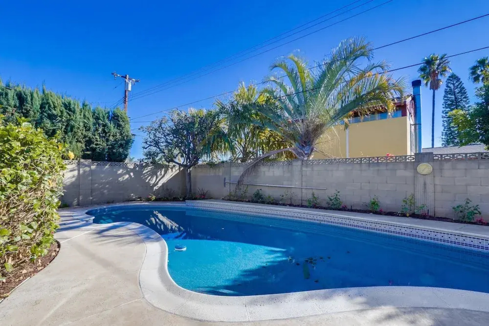 Gorgeous Upgraded 5 Bedroom & 3 Bath Home with pool