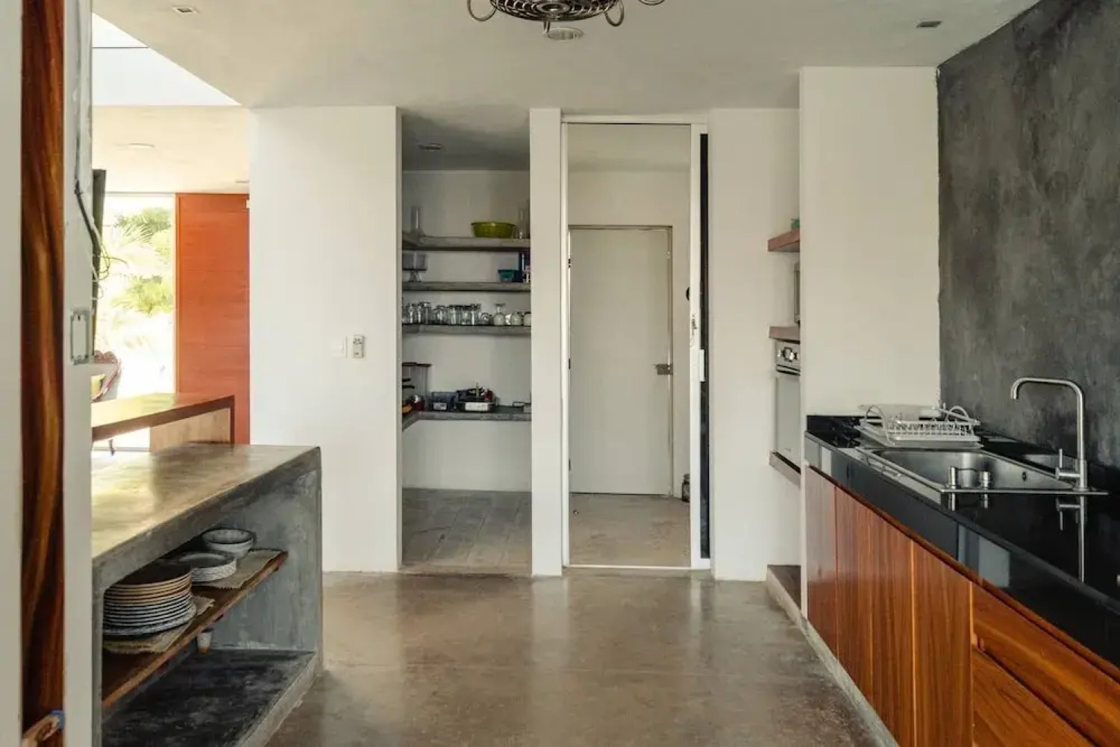 Breathtaking Beach Villa, Feel the Inviting Vibe!