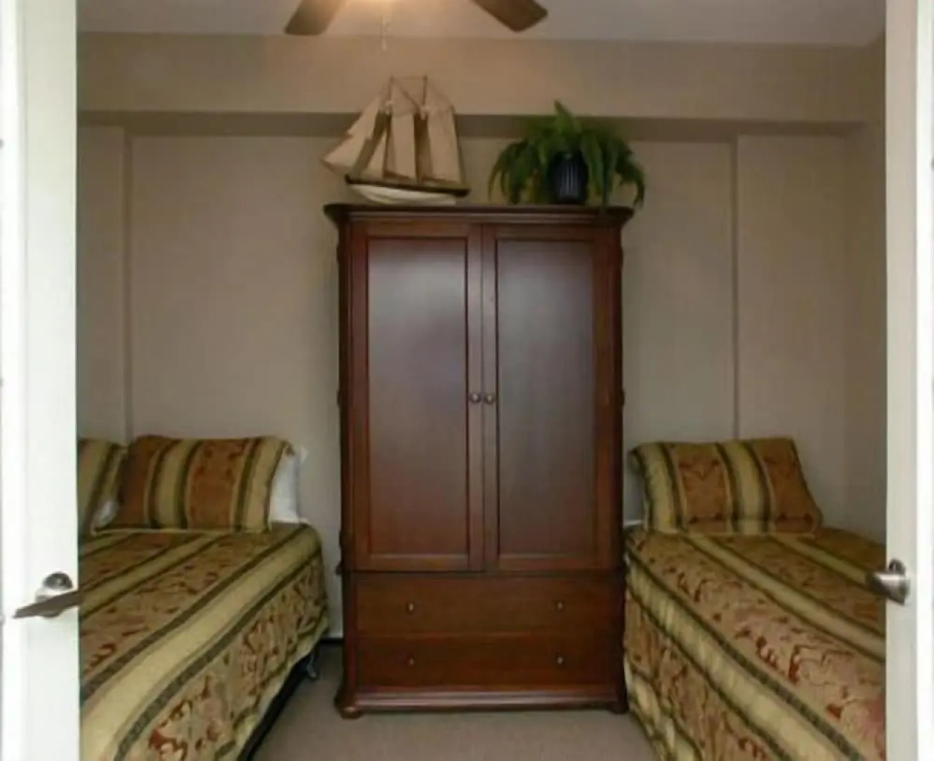 Sunset Waterfront Resort by KelownaGo