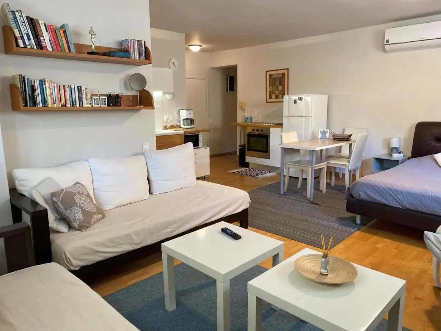 Bright, Cosy Studio close to Glyfada Beach & Center