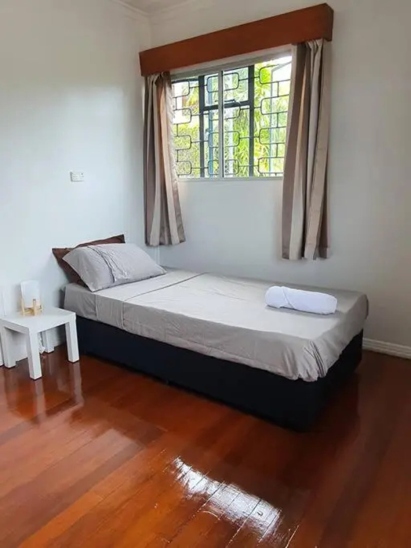 Spacious 4-bdrm fully self-contained WIFI, Parking