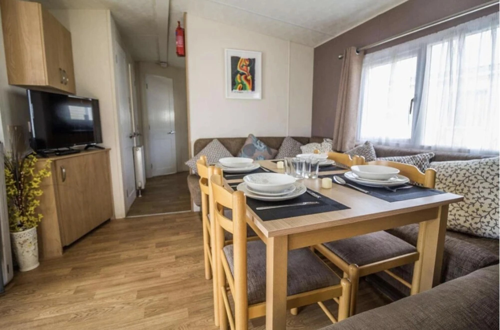 Caravan - Sleeps 10 - Pet Friendly - Parking
