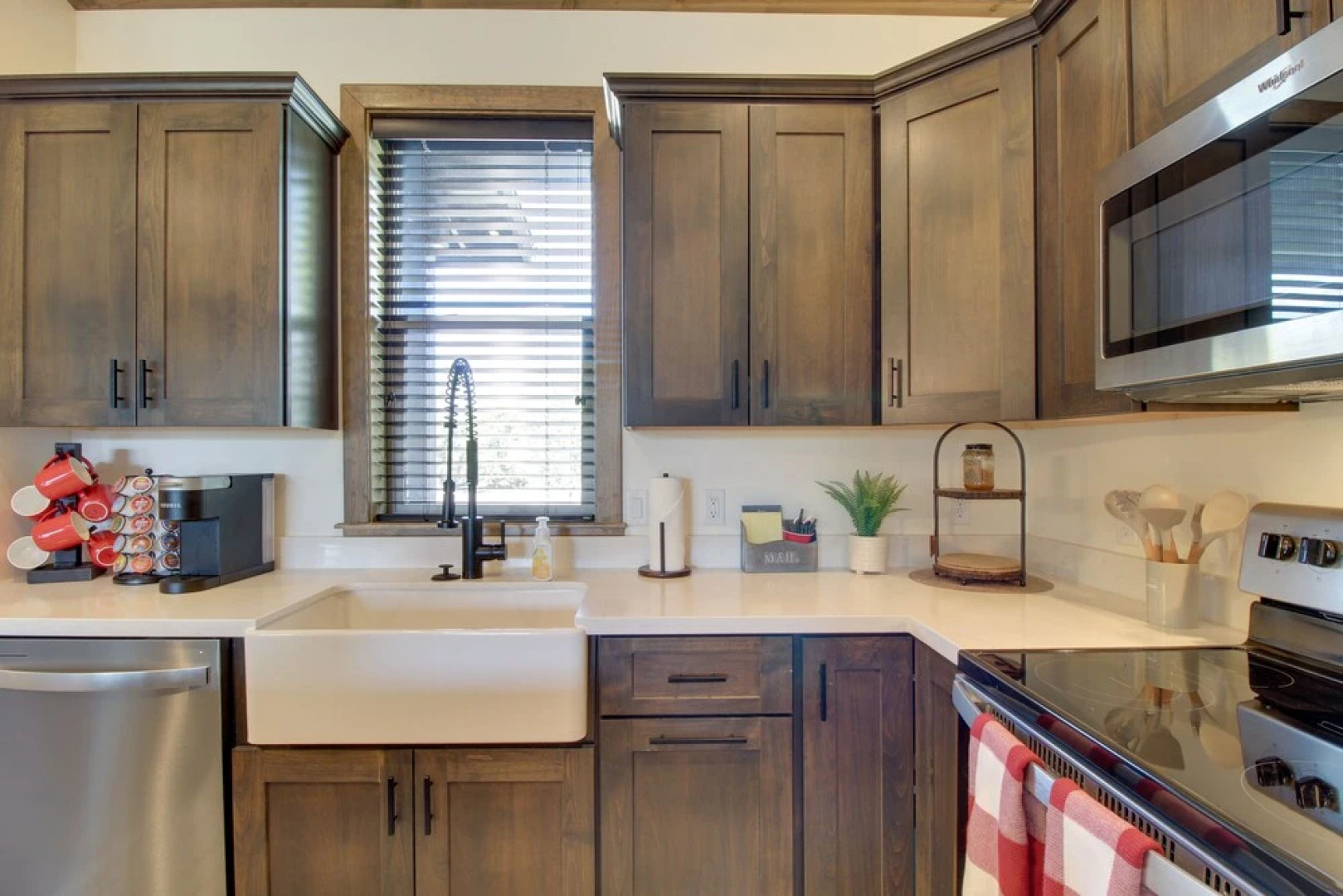 Show Low Cabin w/ Deck, Near Golfing & Hiking!