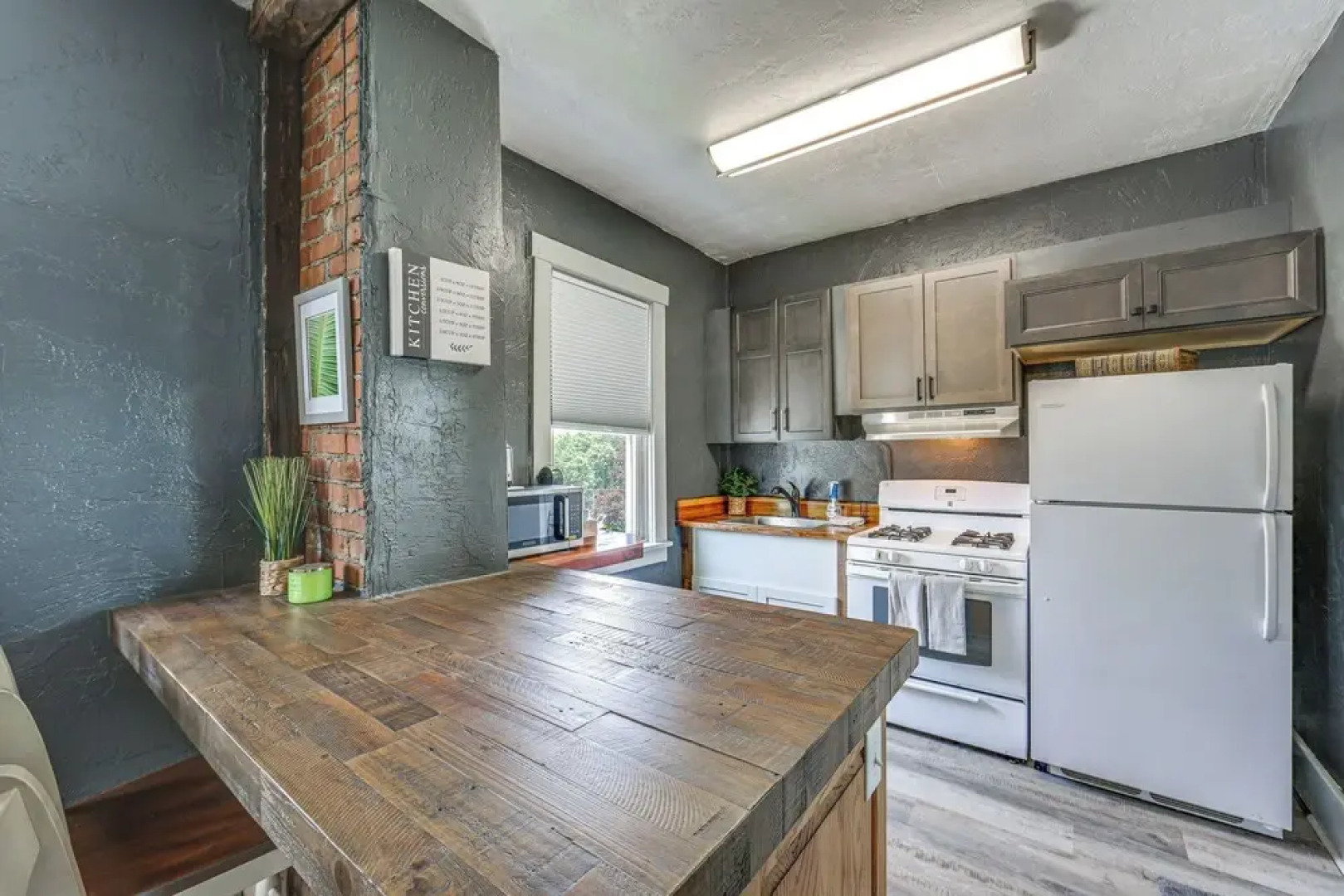 Updated New Kensington Home w/ Deck: 22 Mi to Pgh!