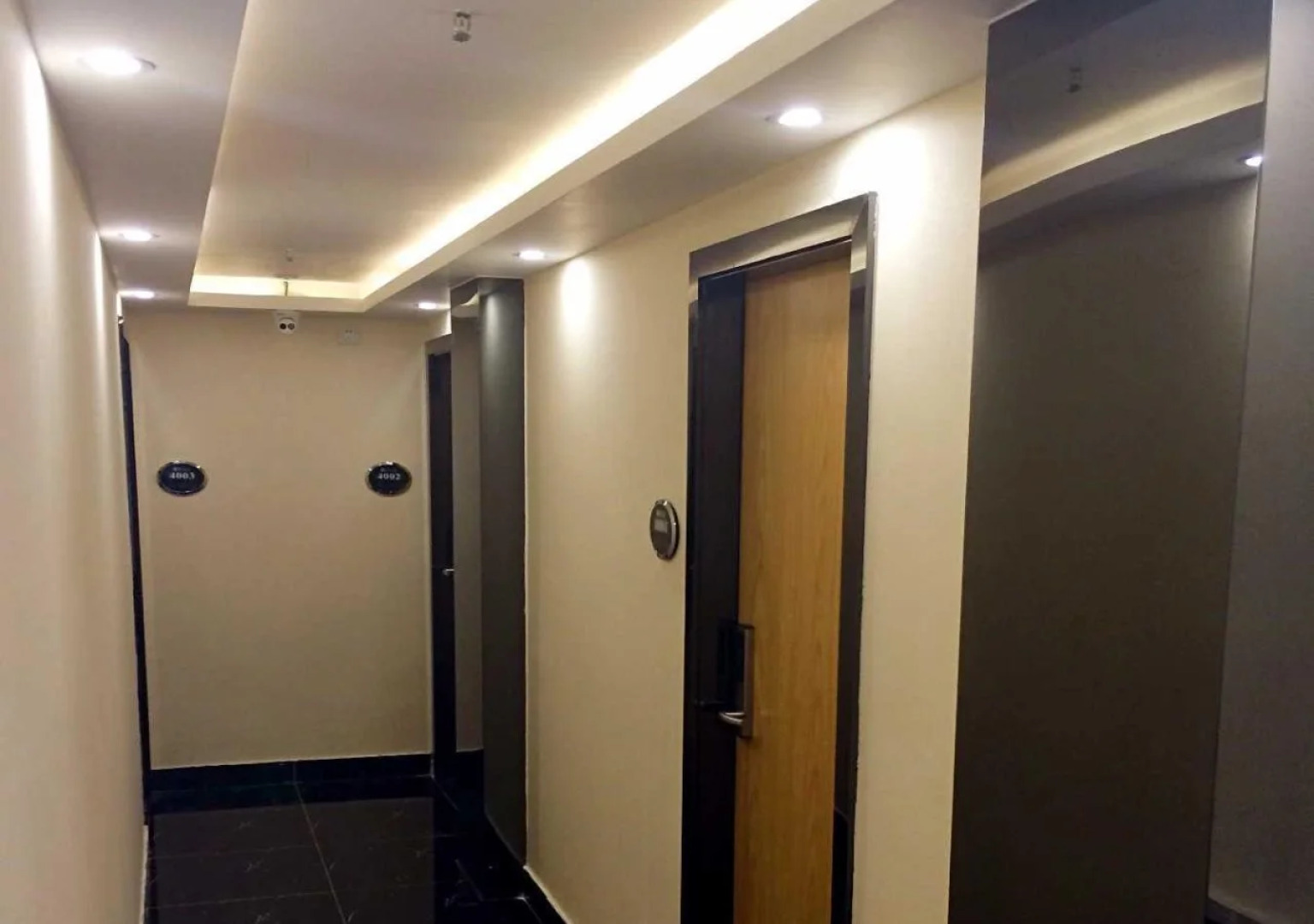 Lizhou Hotel (Gongbei Port Light Rail Station)