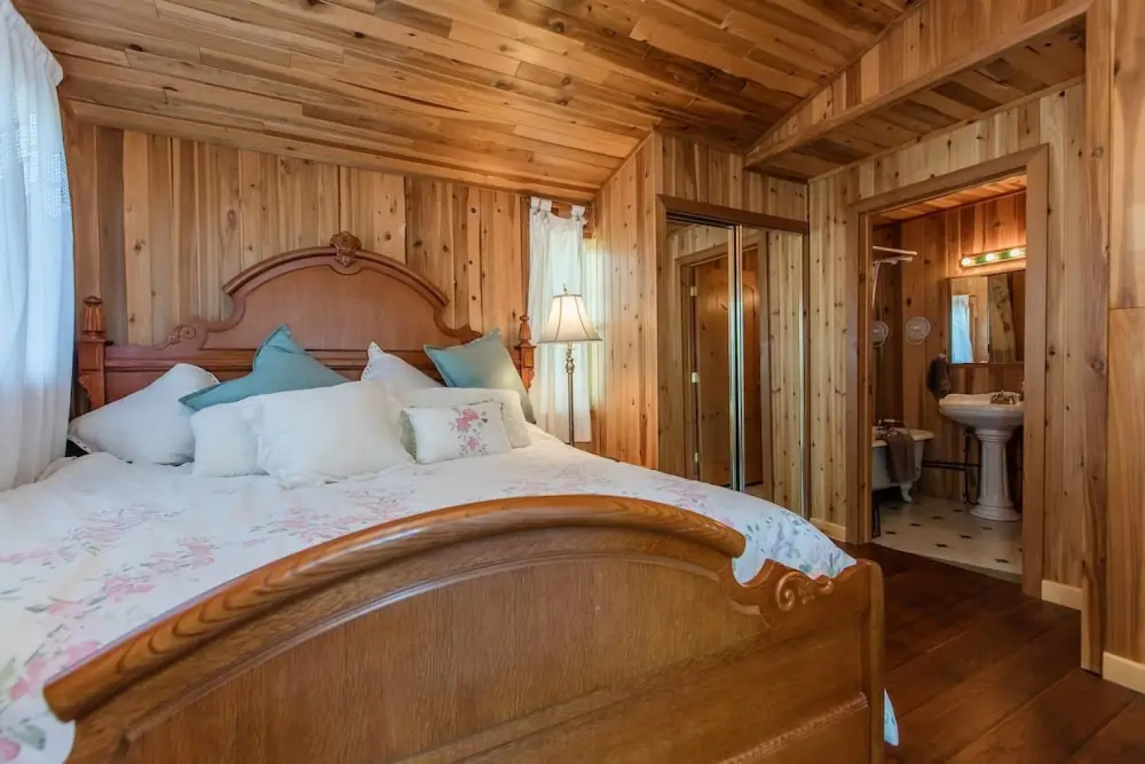 Magic on Little Go Home~3 bedroom cottage + guest cabin on 980 ft shore!