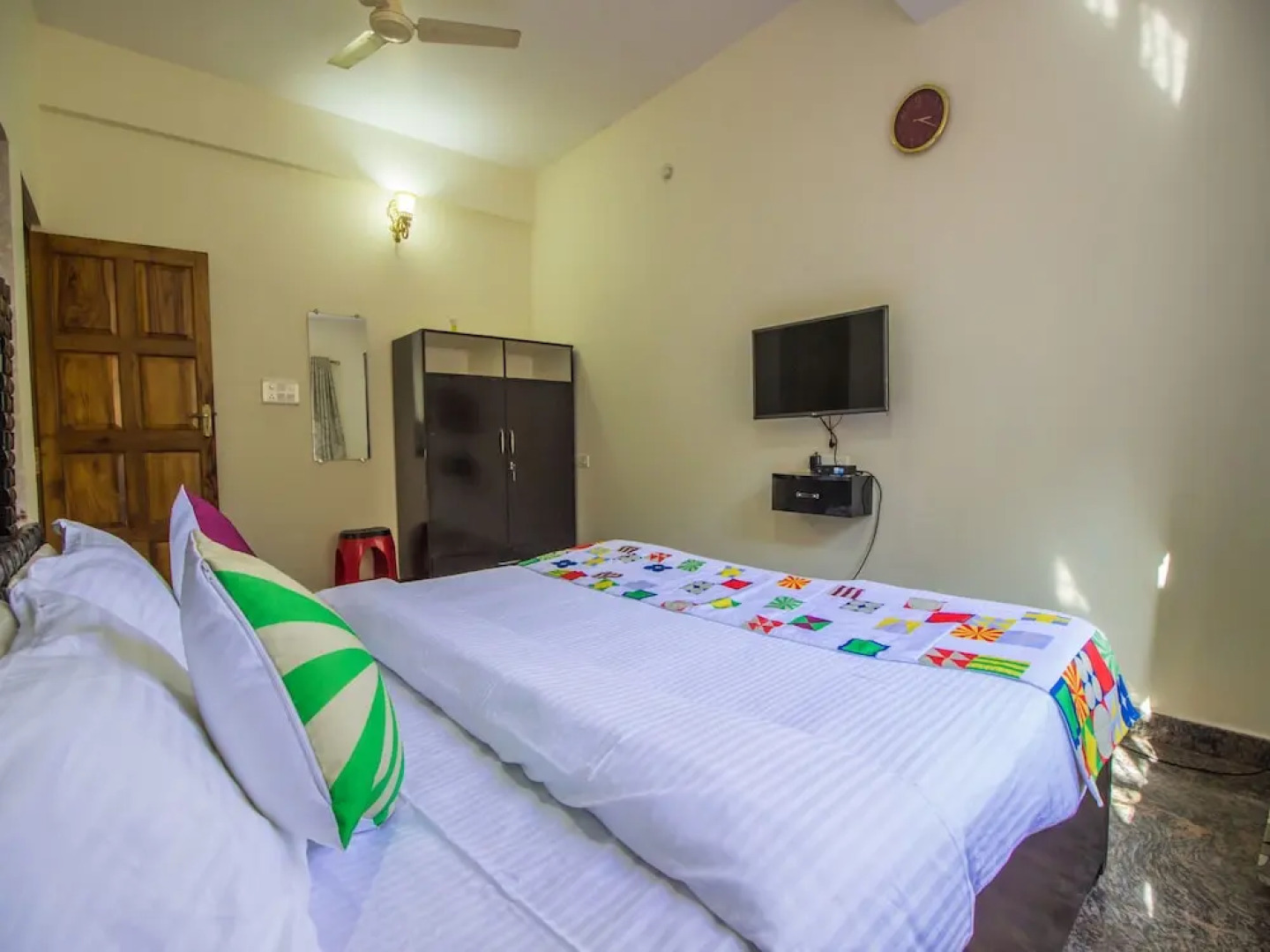 OYO 11587 Home Spacious Studios Nerul