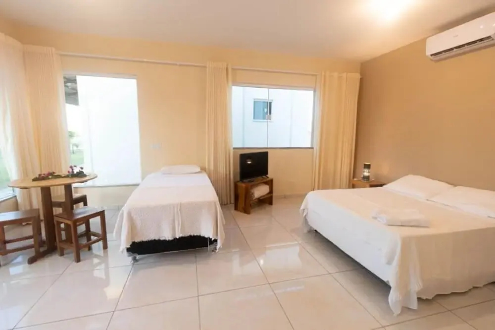 Chal Aconchegante com Vista Jardim em Vila - 03