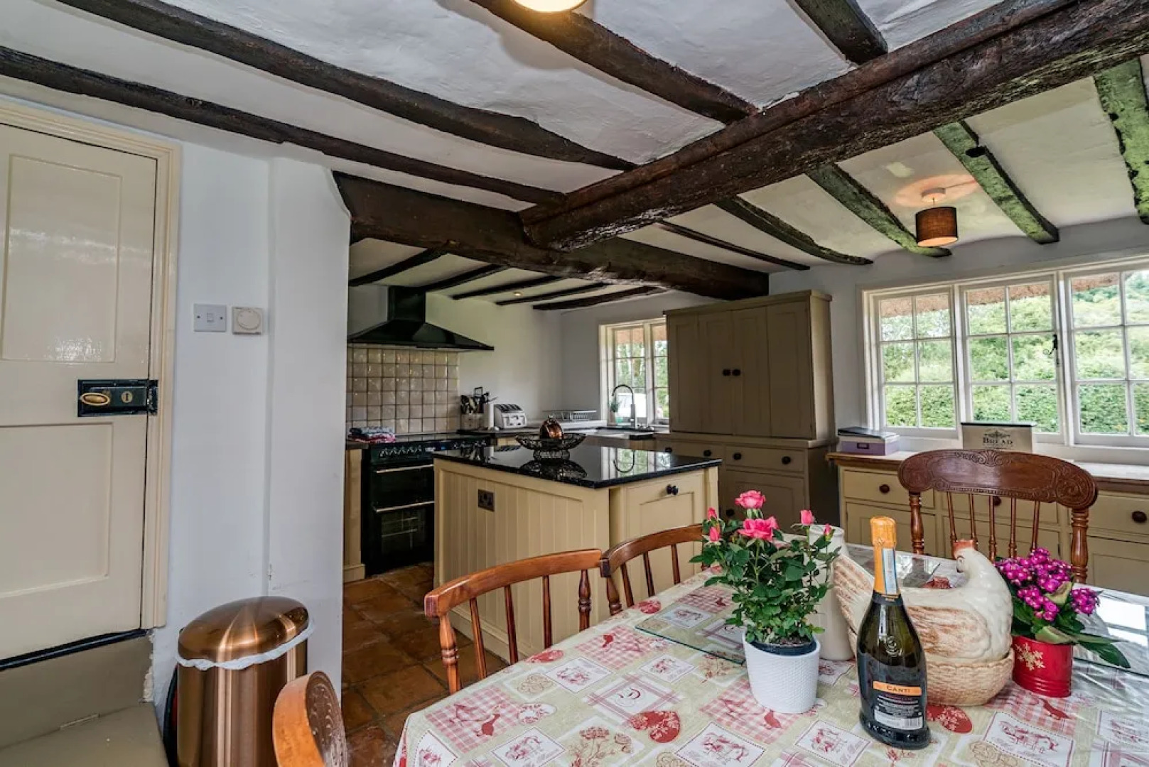 Yew Tree Cottage- Sleeps 12, Garden & Pet-friendly
