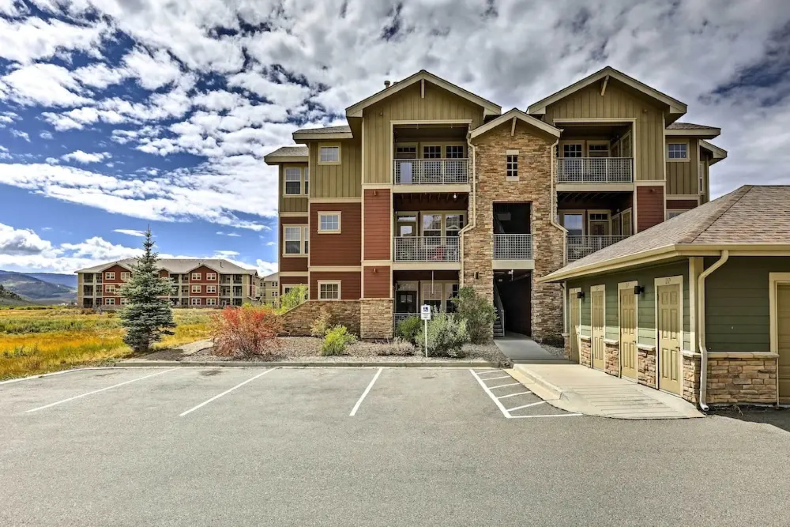 18 Mi to Winter Park: Granby Condo w/ Covered Deck