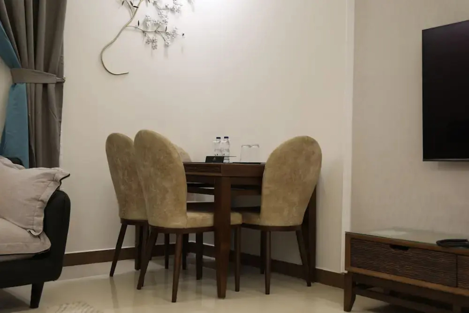 Seasons hotel suites