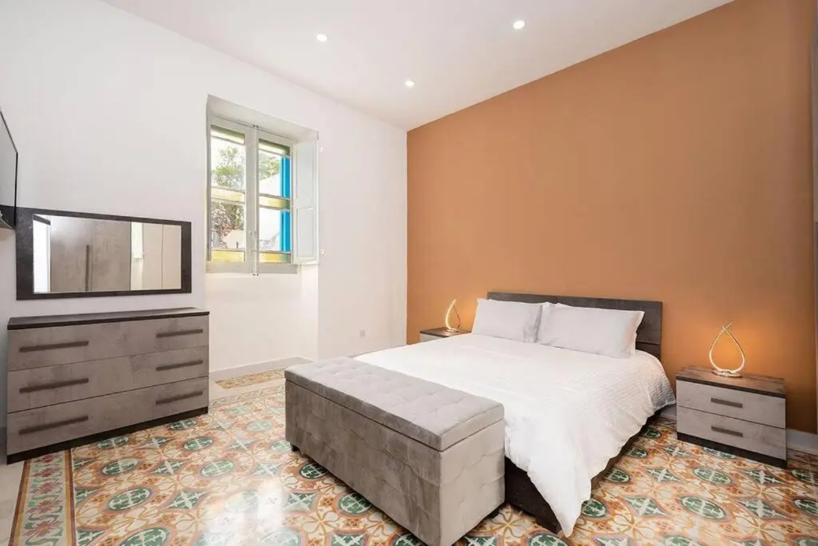 Traditional 3 bedroom home with hot tub (NEW)