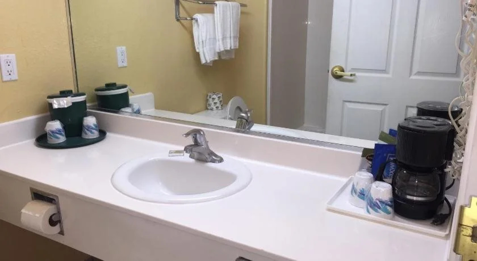 Deluxe 6 Inn & Suites