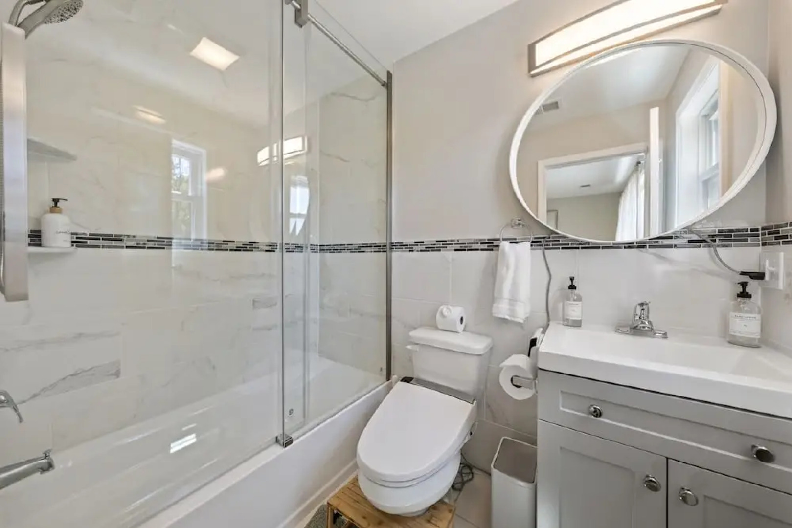 Simon Stays - Thai Oasis