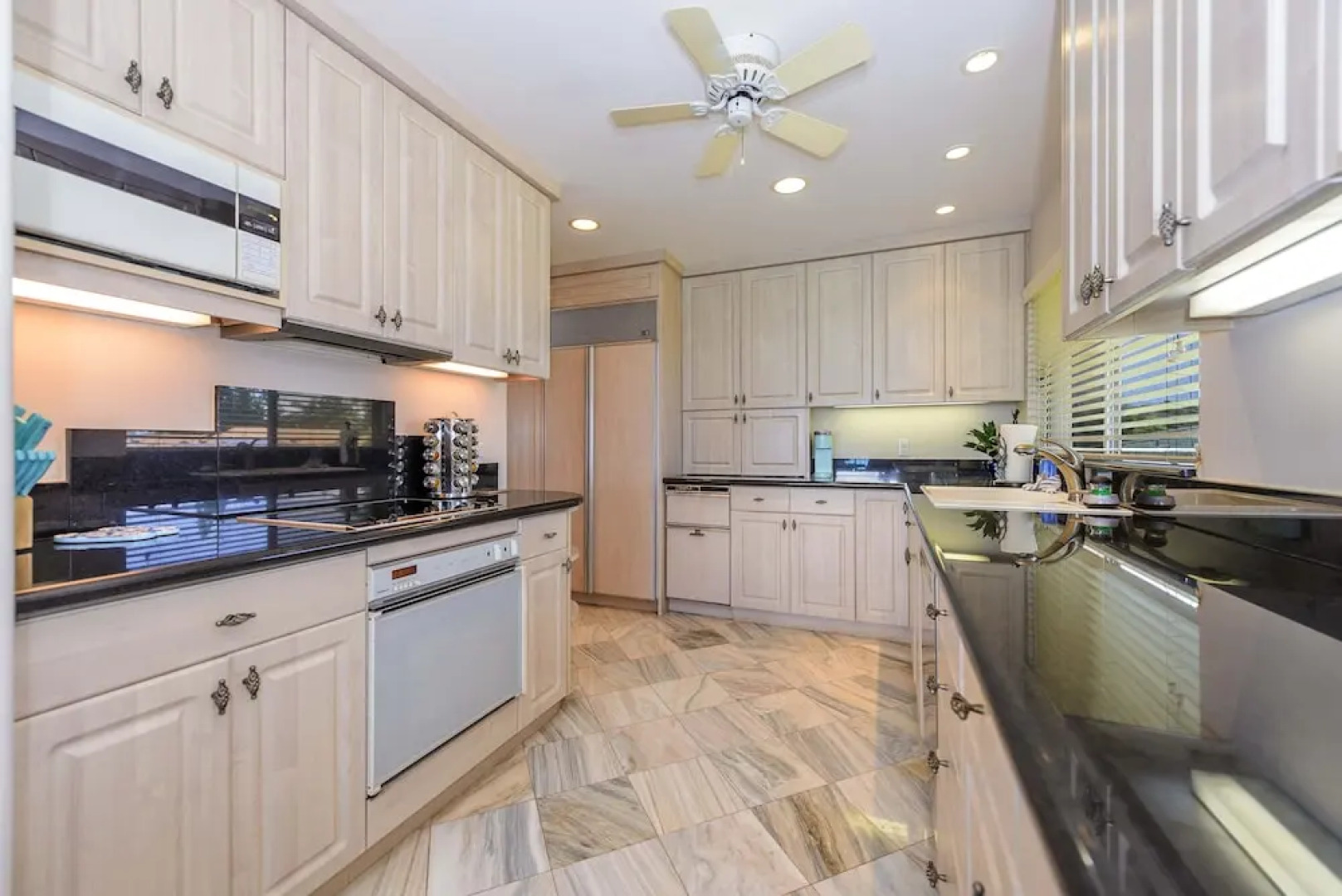 Noelani 401 OF 1 Bedroom, 2 Bath Condo by Redawning