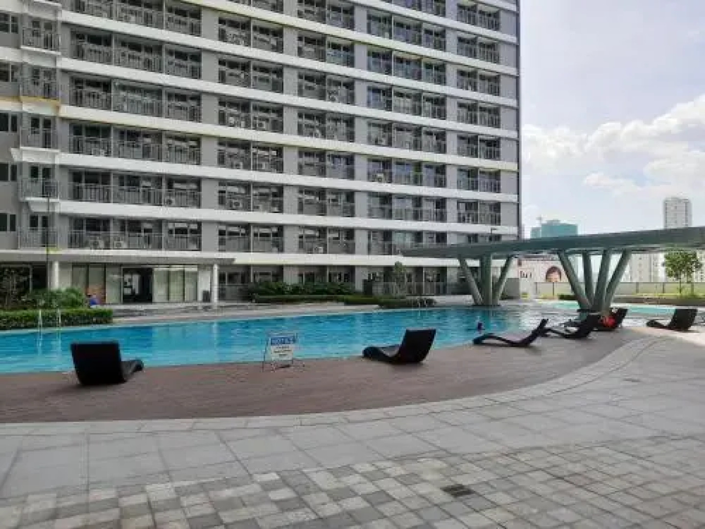 Cozy 1BR with balcony at Fame Residences