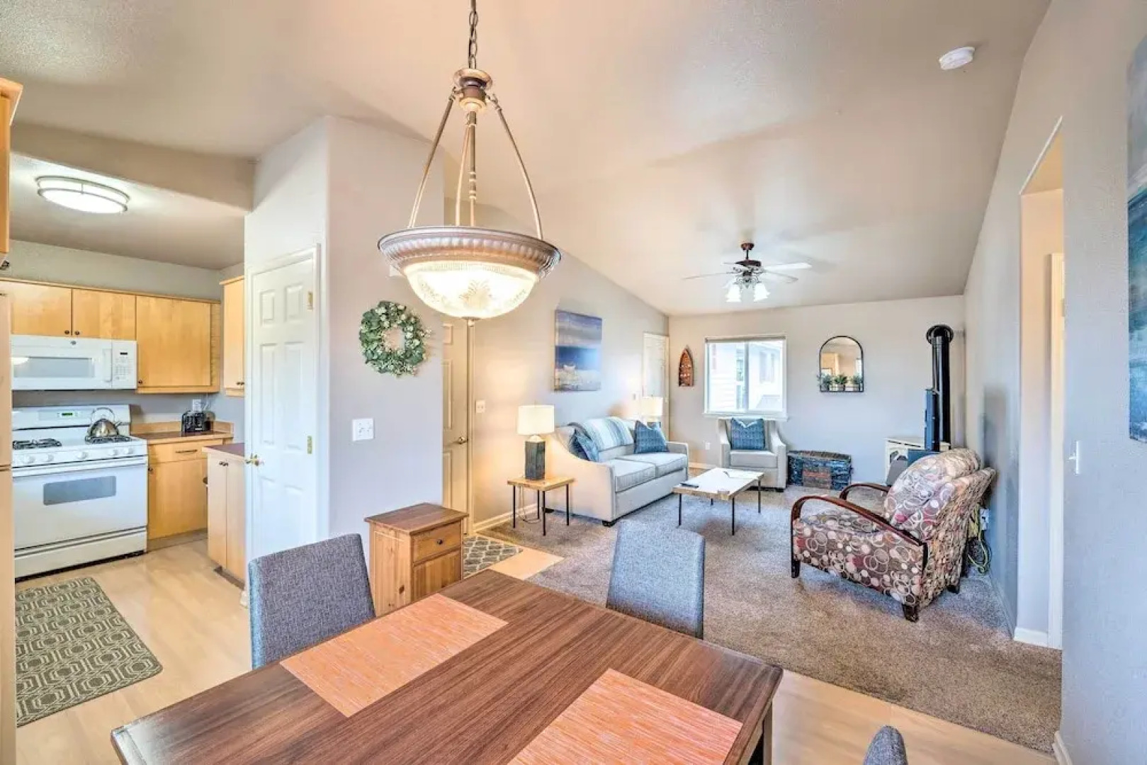 Anacortes Condo ~ 1 Mi to Marina & Fidalgo Bay!