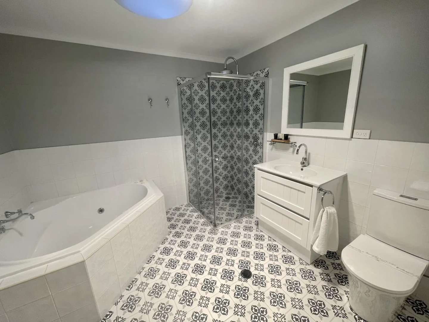 Heritage House Motel & Units