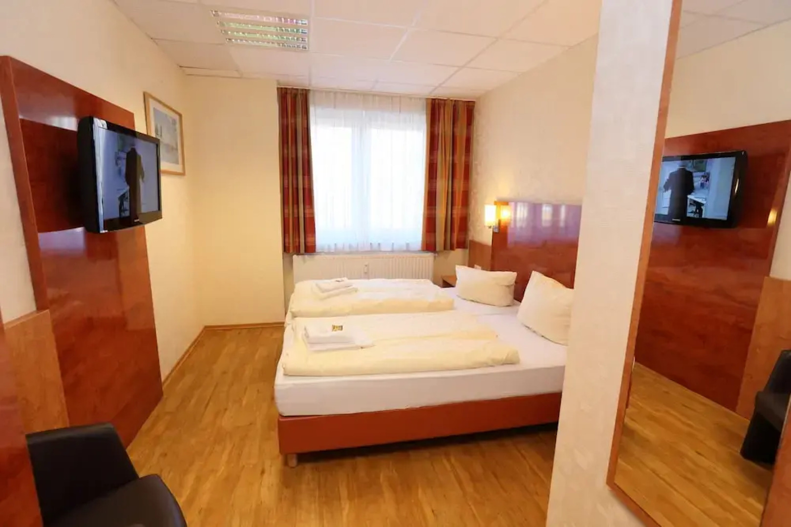 Café & Hotel am Holzhafen