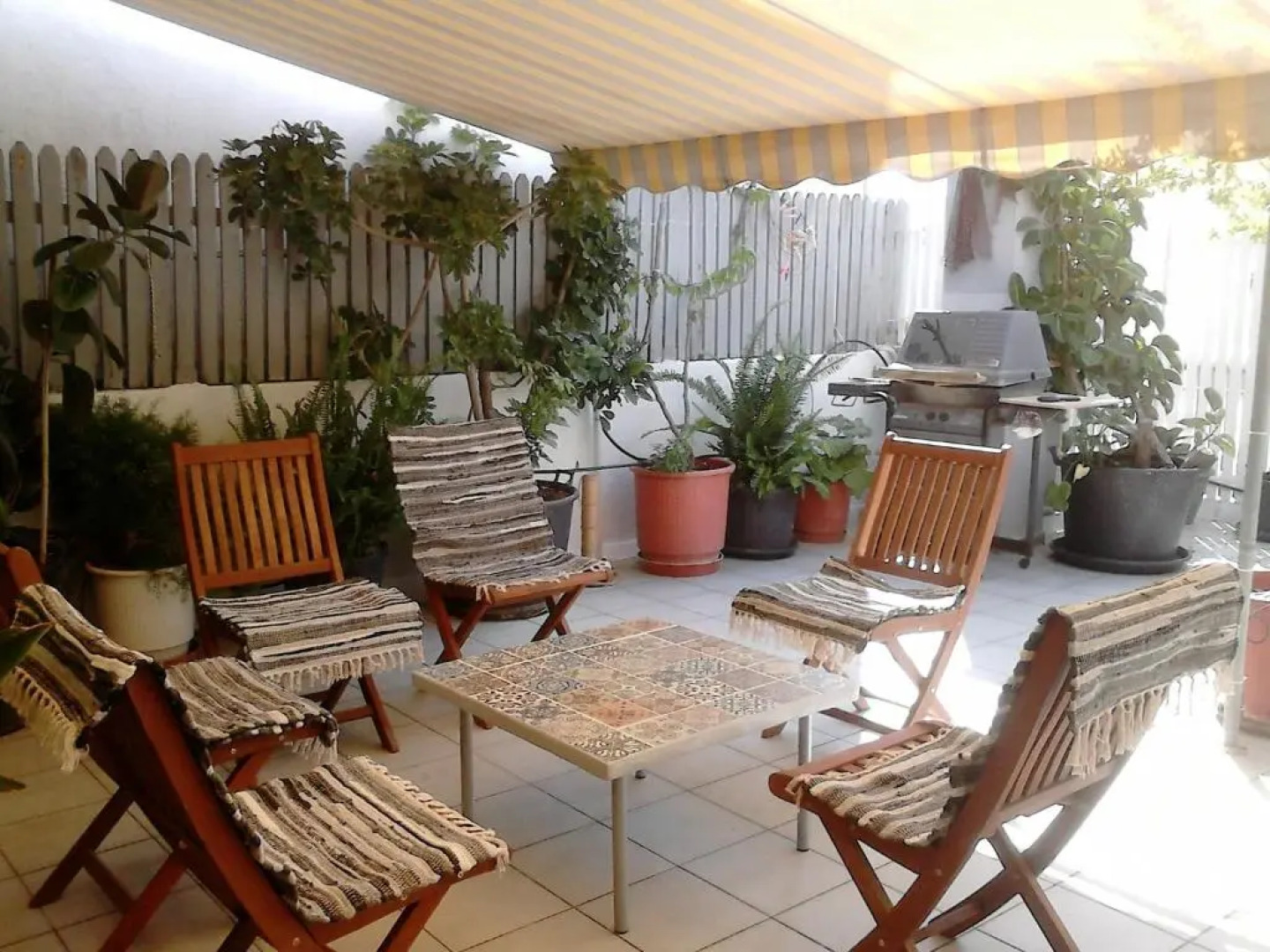Roof-top garden apartment really well located in Athens