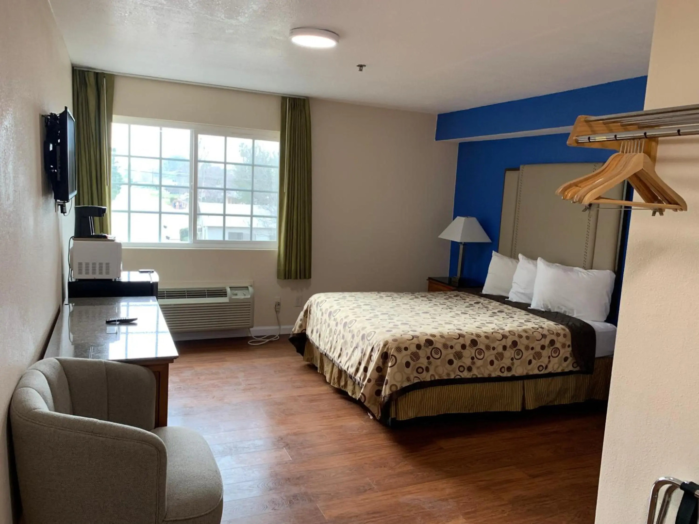 California Inn and Suites Bakersfield