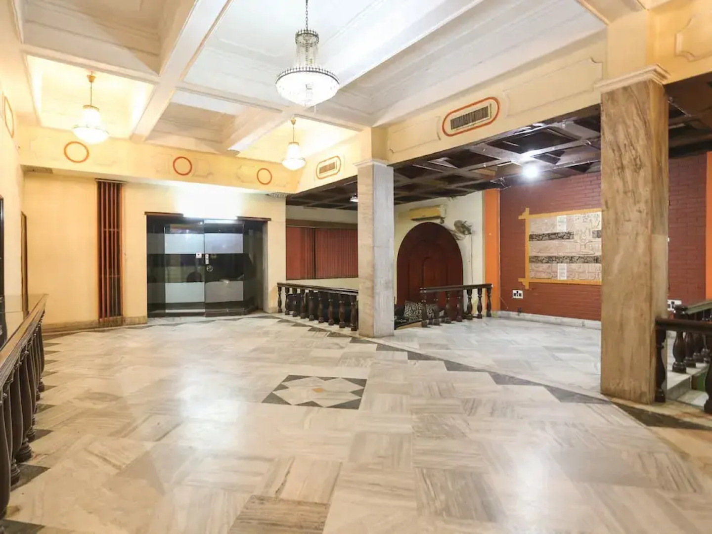 OYO 27783 Hotel Rajmahal Inn