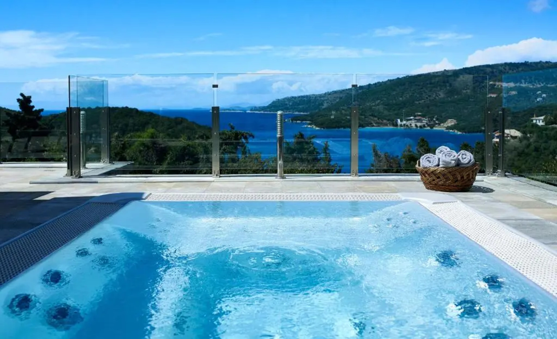 Luxurious 4 bedroom villa Xris with infinity pool and beach access