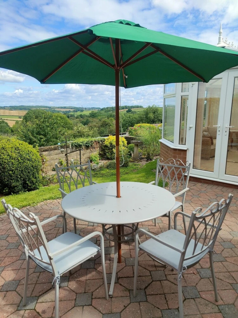 Split Level Bungalow - Sleeps4 - Close to Walks