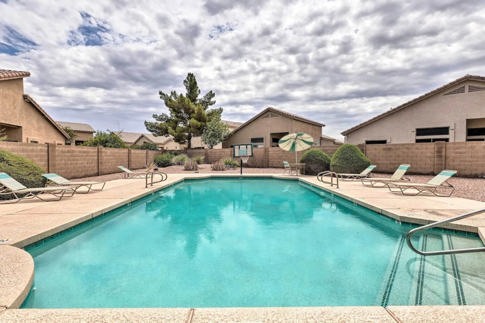 Beautiful Lakefront Peoria Home w/ Community Pool