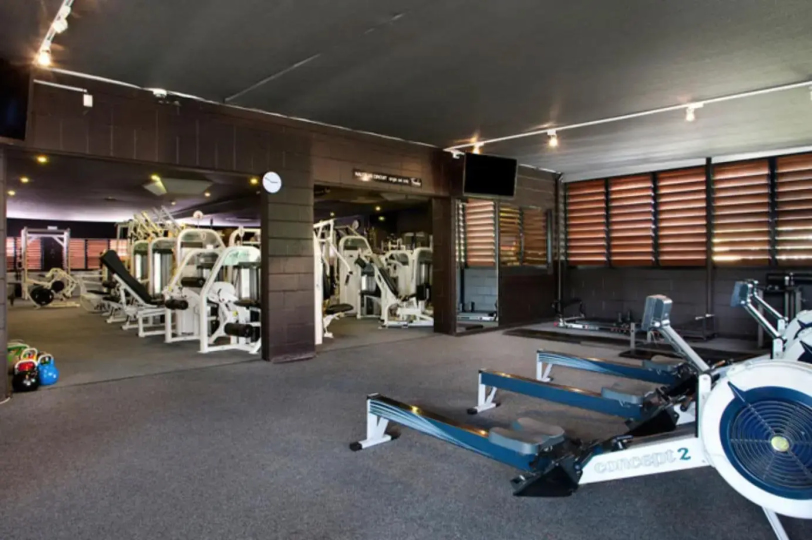 Cool Noosa Home. Central location. A/C. Gym. WIFI. Netflix